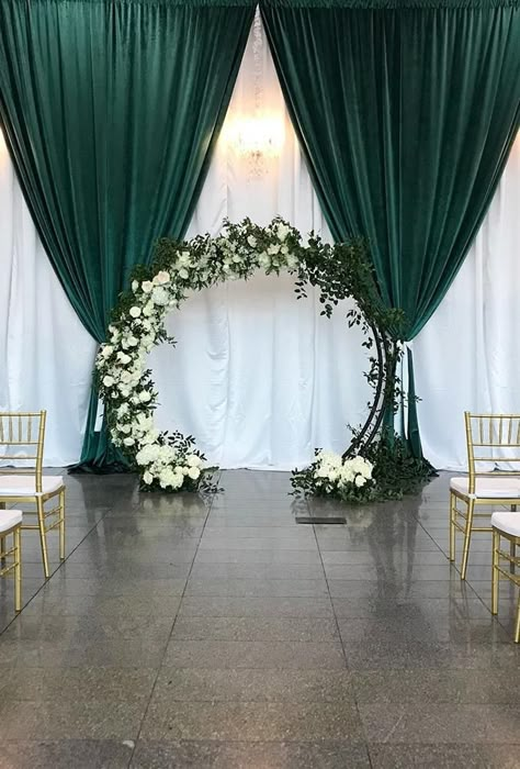 18 Velvet Wedding Decor Ideas | Wedding Forward Velvet Wedding Decor, Emerald Green Quinceanera Theme, Green Quinceanera Theme, Emerald Wedding Colors, Emerald Green Wedding Theme, Green Wedding Decorations, Forest Green Wedding, Green Gold Weddings, Dark Green Wedding