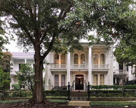 New Orleans House Exterior, New Orleans Houses, New Orleans Mansion, Garden District New Orleans, New Orleans House, New Orleans Garden District, Colonial House Exteriors, Cool Room Designs, East Coast Road Trip