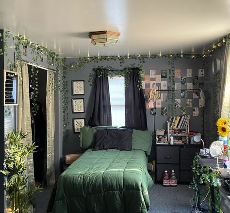 How To Lighten Up A Room With Black Furniture, Dark Accent Wall Bedroom Ideas, Wallpaper Ideas For Bedroom Accent Wall, Sage Green And Black Bedroom Aesthetic, Student Bedroom Design, Bed In Middle Of Room Ideas, Ideas Para Cuartos Aesthetic, Room Ideas Dark Green, Alternative Room Ideas