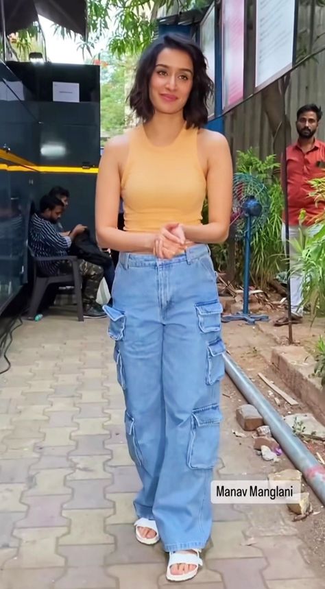 Shraddha Kapoor Outfits Casual, Beauty Hair Photography, Hair Casual, Shraddha Kapoor Cute, Really Short Hair, Hair Photography, Casual College Outfits, Outfit Design, Good Attitude