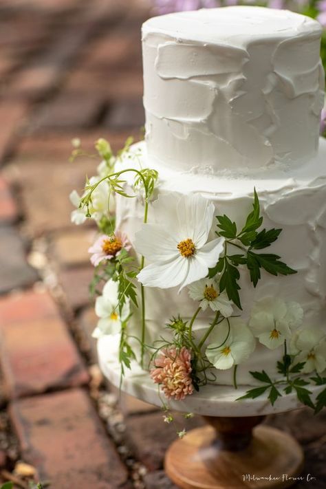 Top 10 Wedding Trends of 2024 - sollunaphotography.com Two Tiered Cake, Snap Dragon, Garden Wedding Cake, Wedding Cake Fresh Flowers, Top Wedding Trends, Swiss Chocolate, Garden Cakes, Fresh Flower Cake, Wedding Altars