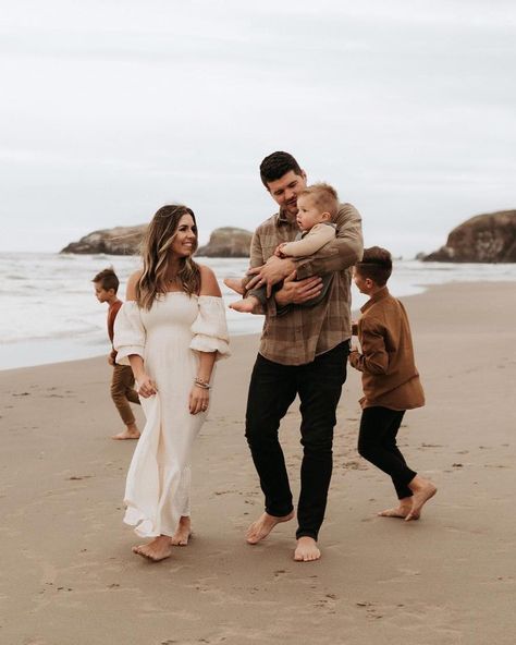 Neutral Dress Winter, Coastal Fall Family Pictures, Neutral Tones For Family Pictures, Beige Dress Family Pictures, Men’s Family Photo Outfit, Family Photos Beach Fall, Holiday Beach Family Photos, Family Photo Outfits Fall Beach, Winter Beach Photoshoot Outfit