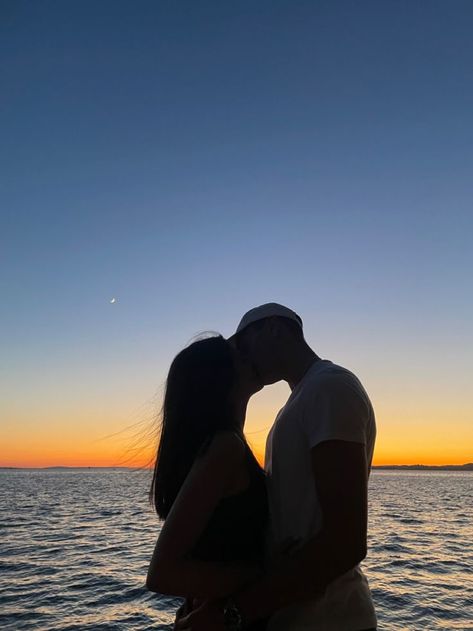 Couple Beach Pictures, Couple Kissing, Beach Photography Poses, Couples Vibe, Cute Relationship Photos, Goals Pictures, Cute Couples Photos, Relationship Goals Pictures, Photo Couple