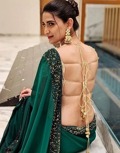 Latest Backless Blouse Designs ब्लाउज बैक नेक डिजाइन, भारतीय दुल्हन संबंधी, Saree Backless, Saree Bollywood, Best Blouse Designs, Backless Blouse Designs, Blouse Back Neck Designs, Indian Fashion Saree, Unique Blouse Designs