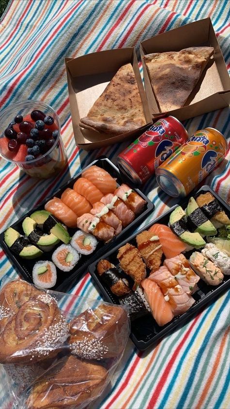 Sushi Picnic Ideas, Sushi Picnic Date, Sushi Picnic, Bento Picnic, Bento Sushi, Sushi Aesthetic, Picnic Date Food, Avocado Tuna, Fruit Fresh