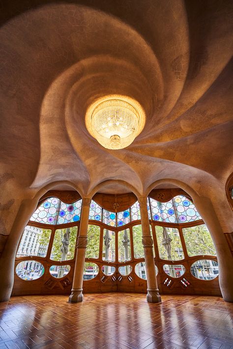 Interior Casa Batlló Antoni Gaudi Aesthetic, Casa Batllo Barcelona Interiors, Barcelona Casa Batllo, Casa Batllo Interior, Gaudi Aesthetic, Gaudi Interior, Antoni Gaudi Architecture, Gaudi Art, Gaudi Mosaic