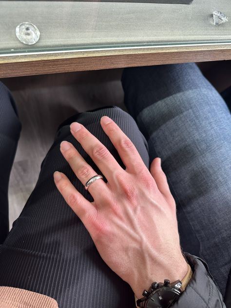 Married Men Aesthetic, Nice Man Hands, Big Hands Men Aesthetic, Men Rings Aesthetic, Hands Men, Hand With Ring, Men Hands, Man Hands, خواتم خطوبة