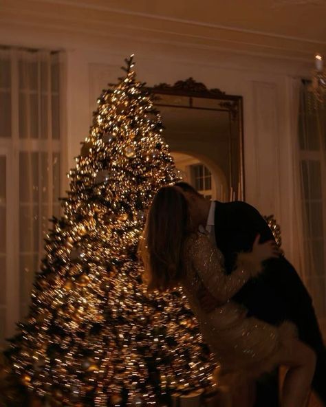 Christmas At Night Aesthetic, Couple New Years Pictures, Romantic Christmas Aesthetic, New Year Couple Pictures, Christmas Photo Couple, Christmas Family Aesthetic, Christmas Romance Aesthetic, Christmas Picture Ideas For Couples, Christmas Couple Pictures Aesthetic