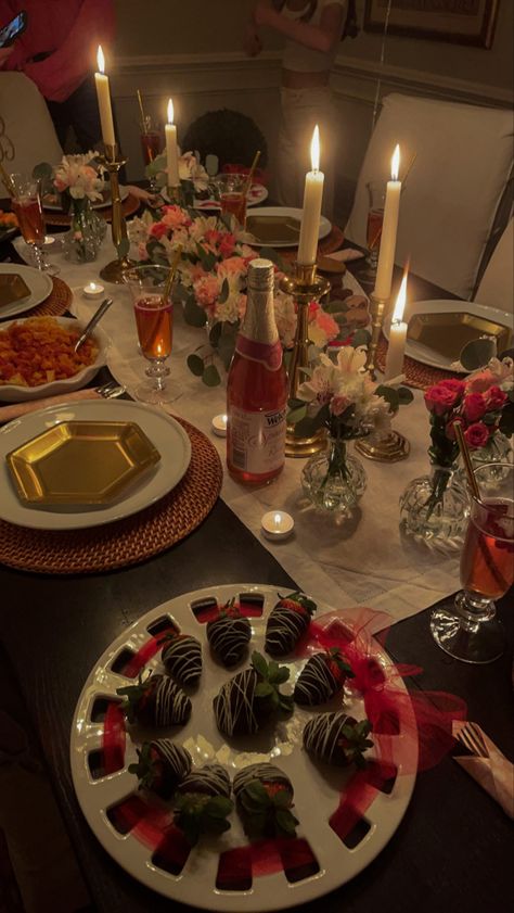 Valentines Day Dinner Aesthetic, Galentines Inspo Food, Valentines Dinner Party Ideas, Valentine’s Day Dinner Decorations, Galentines Brunch Aesthetic, Valentines Dinner Aesthetic, Galentines Party Aesthetic Outfit, Galentines Inspo Party, Galentines Inspo Aesthetic