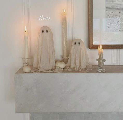 Minimalist Halloween, Casa Halloween, Halloween Mantle, Adornos Halloween, Theme Halloween, Fall Halloween Decor, Halloween Inspiration, Seasonal Home Decor, Halloween Deco