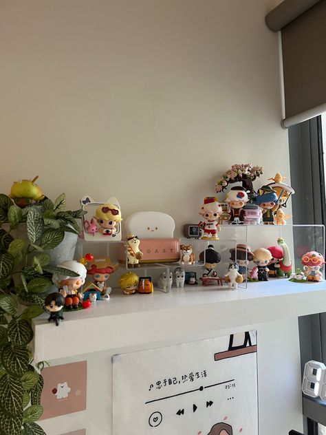 Room decor inspo with Popmart and anime figures for white shelf, beige aesthetic Display Figures Ideas, Pop Mart Figures Display, Kawaii Display Shelf, Mini Figures Display, Pop Mart Collection Display, Popmart Display Room, How To Display Figurines, Figurine Shelf Display, Blind Box Display Ideas