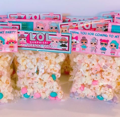 Lol Surprise Dolls Party Ideas, Lol Surprise Party, 4de Verjaardag, Suprise Birthday, Lol Doll Cake, 7th Birthday Party Ideas, Popcorn Favors, Lol Surprise Dolls, Doll Party