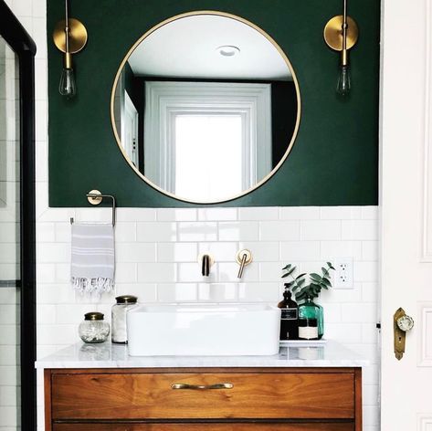 white and green bathroom with round mirror #home #bathroomideas Bath Layout, Bad Inspiration, Decor Baie, Green Walls, 아파트 인테리어, Bathroom Inspo, Large Wall Decor, Green Bathroom, Bath Room