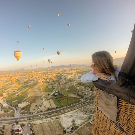 Hot Air Balloon Insta Pics, Self Worth Aesthetic Pictures, Hot Air Balloon Ride Aesthetic, Hot Air Balloon Date, Air Balloon Aesthetic, Hot Air Balloon Aesthetic, Hot Air Balloon Photoshoot, Air Balloon Pictures, Hot Air Balloon Pictures