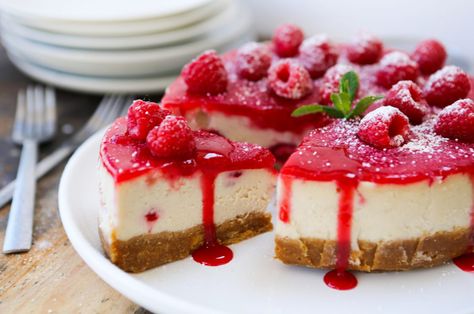 Vegan White Chocolate & Raspberry Baked Cheesecake - Vegan Recipe Club Vegan Blt Sandwich, Grapefruit Cake, Scrambled Tofu, White Chocolate Raspberry Cheesecake, Chocolate And Raspberry, Chocolate Raspberry Cheesecake, Baking Secrets, Vegan White Chocolate, Baked Cheesecake