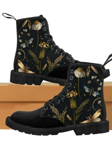 black boots with wildflowers Dark Cottagecore Aesthetic Fashion, Cottagecore Boots, Dark Cottagecore Fashion, Cottagecore Shoes, Cottagecore Aesthetic Fashion, Dark Cottagecore Aesthetic, Vegan Style, Romantic Blouses, Cottagecore Fashion