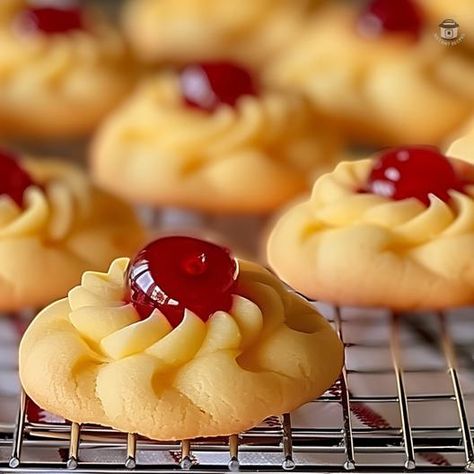 Melt In Your Mouth Shortbread, Christmas Shortbread Cookies, Classic Holiday Desserts, Shortbread Cookies Christmas, Shortbread Cookies Easy, Easy Holiday Treats, Short Bread, Christmas Shortbread, Easy Family Recipes