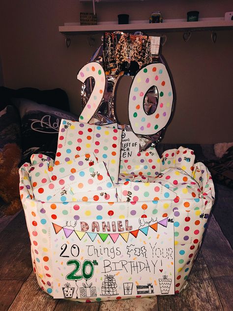 20 things for a 20th birthday! All wrapped with numbers on them adding up until 20 which is finished with the balloon. 20th Bday Gift Ideas, 20th Birthday Ideas For Him, 20th Birthday Present Ideas, 20th Birthday Presents, 20th Birthday Gifts, 20th Birthday Gift, Birthday Basket, 16 Birthday, 20 Gifts