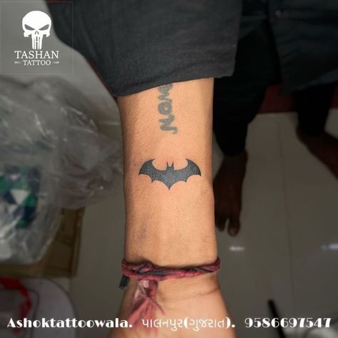 Batman Logo Tattoo Design, Small Batman Tattoo Ideas, Batman Back Tattoo, The Batman Tattoo, Batman Tatoos, Dc Comics Tattoos, Batman Tattoo For Men, Batman Tattoo Ideas, Dc Tattoos