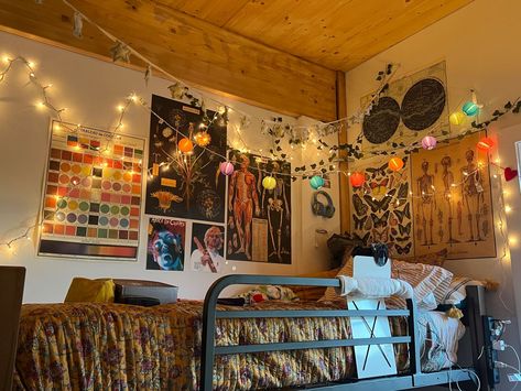 Whimsical Dorm Room, Hippie Dorm Room Ideas, Cozy Dorm Room Aesthetic, Artsy Dorm Room, Indie Dorm Room, Dorm Inspo Cozy, Hippie Dorm Room, Room Aesthetic Vintage, Room Inspo Decor