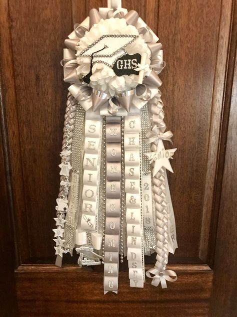 White Garter Homecoming, Hoco Garter Ideas Senior, Homecoming Mum For Seniors, Garter Homecoming Ideas, Homecoming Cheer Garters, Senior Mum Ideas Homecoming, Tiny Mums Homecoming, Garter Homecoming For Guys Band, Simple Mums Homecoming