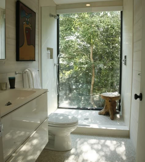 Shower Bathroom Window Glass, Beach Style Bathroom, Bathroom Big, Mold In Bathroom, Window In Shower, Natural Bathroom, Eclectic Bathroom, Bad Inspiration, Bathroom Windows