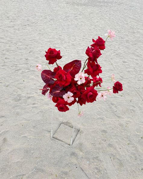 Anthurium Arrangement, Butterfly Ranunculus, Pub Wedding, Anthurium Flower, Unique Floral Arrangements, Wedding Table Designs, Instagram Heart, Red Bouquet, Floral Art Design