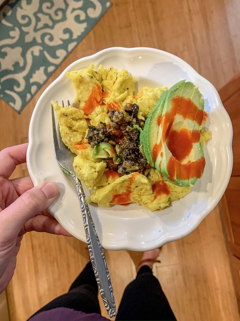 Eggs And Hot Sauce, Jalapeno Eggs Breakfast, Guacamole And Eggs, Guacamole Eggs, Eggs And Guacamole Breakfast, Eggs With Avocado, Breakfast Bowl Egg, Avocado Toast With Arugula And Egg, Lunch For Work