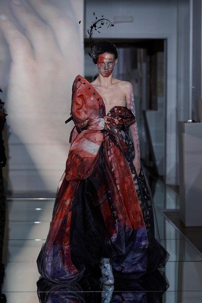 Maison Margiela Fall 2019 Couture Collection - Vogue Runway Clothes, Galliano Dior, 2019 Couture, Paris Couture, Spring Couture, Mode Inspo, John Galliano, Fashion Show Collection, Vogue Paris