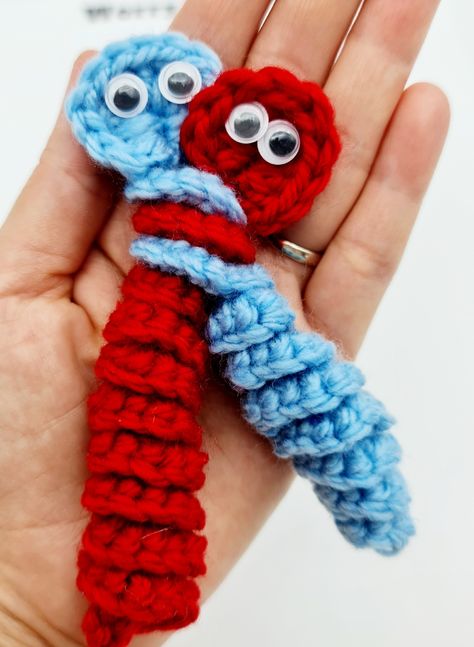 How to crochet Worry Worms in 5 minutes for absolute beginners Crochet Wiggle Worm, Crochet Mini Yip Yip Free Pattern, Crochet Furret Pokemon, Worry Worm Knitting Pattern, Crochet Book Worms, Crocheted Worry Worms, Worry Worms Crochet Pattern, Worry Worm Crochet Pattern Free, Worry Worms Crochet