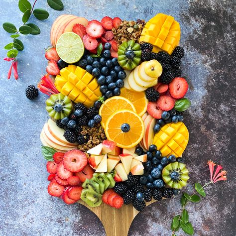 Grazing board with strawberries, blueberries, apple, kiwi, mango, pear, homemade granola, orange, blackberries and lime. Grazing Food, Fruit Board, Breakfast Basket, Fresh Fruit Cake, Fruit Platter Designs, Grazing Board, Catering Ideas Food, Strawberries Blueberries, Fruit Arrangements