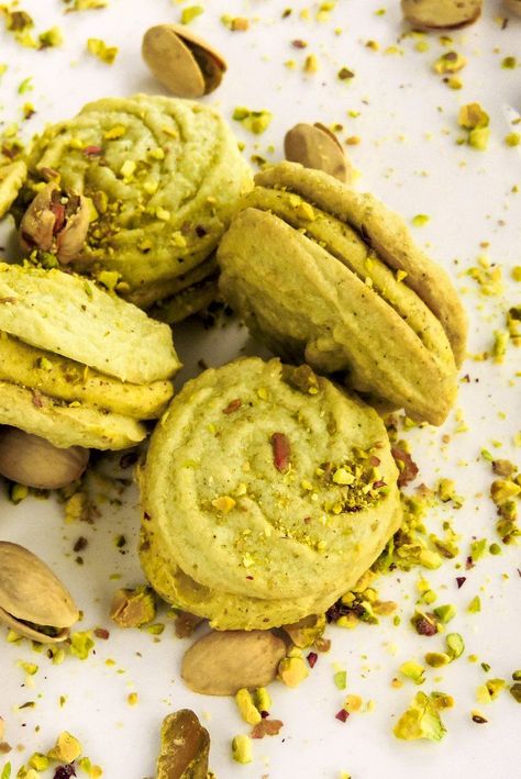 Low Carb Pistachio Macarons Recipe Keto Pistachio, Keto Cookie Recipes, Postre Keto, Sugar Free Sweets, Keto Cake, Low Carb Cookies, Low Carb Sweets, Low Carb Baking, Macaron Recipe