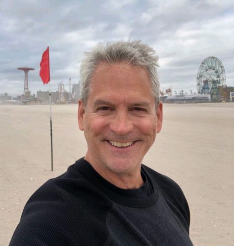 Stephen Niese, Good Looking Older Men, Cheer Picture Poses, Office Men, Handsome Older Men, Army Pics, Scammer Pictures, Doctor Picture, Pictures Poses