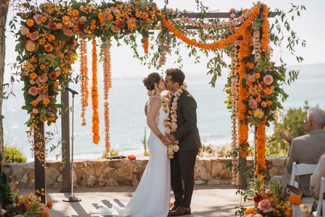 California Indian Wedding, Orange And Yellow Wedding Theme, Indian Wedding Arch, Outdoor Hindu Wedding, Indian Wedding Centerpieces, Mehandi Decor, Indian Beach Wedding, Minimal Wedding Decor, Indian Wedding Flowers