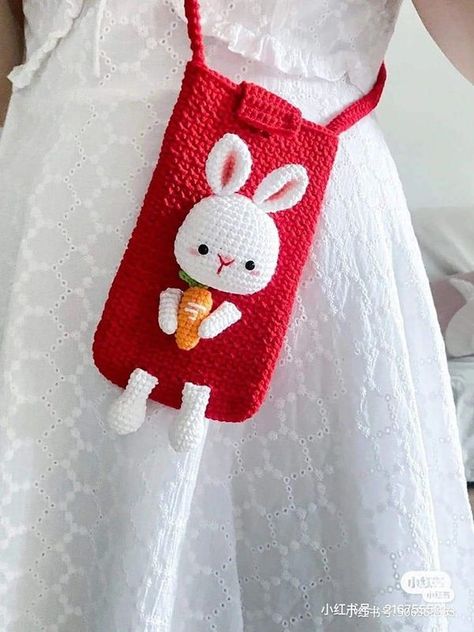 Crochet Girl Cute Crochet Phone Bag, Crochet Accessories For Bag, Crochet Animal Bag, Crochet Bunny Bag, Wallet Crochet Pattern, Crochet Business Ideas, Joining Yarn Crochet, Clutch Bag Tutorial, Crochet Phone Bag