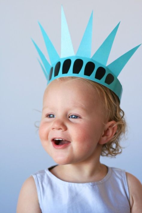 How to Make a Statue of Liberty Crown at PagingSupermom.com Statue Of Liberty Crown, Patriotic Printables, Crown Template, 4th Of July Photos, Patriotic Holidays, July Crafts, 4th Of July Party, July Party, Summer Crafts