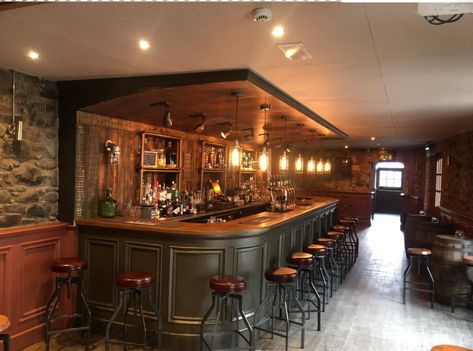 Uk Pub Interior, Pub Bar Ideas, Bar Interior Design Pub, Pub Bar Design, Pub Decor Ideas, Pub Bar Counter, Pub Interior Ideas, Pub Lighting, Home Pub Ideas