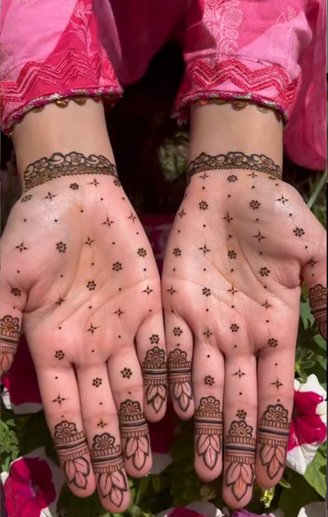 Mahadi Design Beautiful, Aesthetic Mehandi, Minimal Mehendi, Mehndi Arabic, Simple Mehandi, Hand Mehndi Designs, Back Hand Mehndi, Mehndi Outfit, Palm Mehndi Design