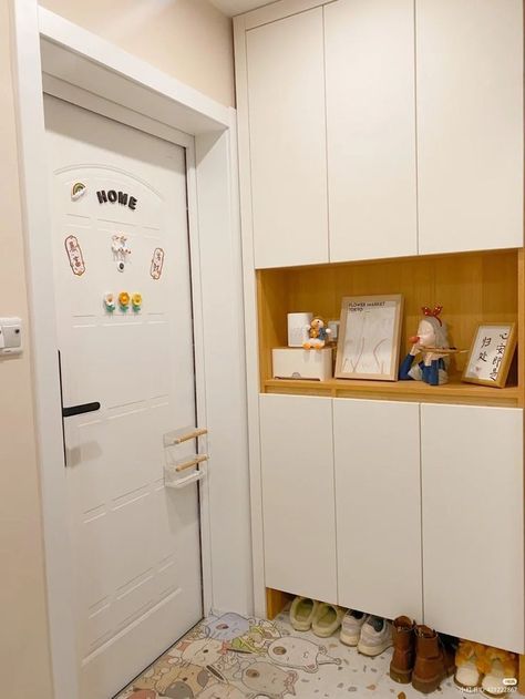 Korean Home Entryway, Korean Door Design, Apartment Entrance Aesthetic, Condo Door Entrance, Korean Entryway, Korean Decor Home, Bedroom Door Aesthetic, Small Refrigerator Organization, Korean House Design