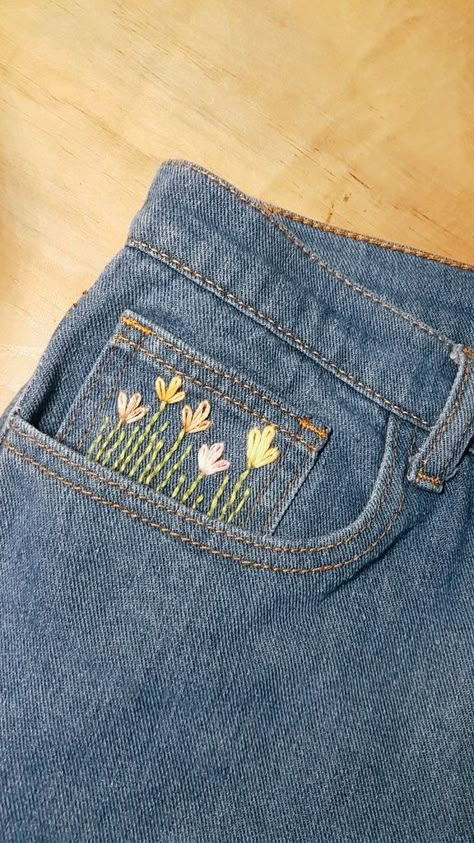 Embroidery On Blue Jeans, Easy Jean Embroidery Ideas, Jeans Back Pocket Design Embroidery, Embroider Jean Pockets, Easy Embroidery On Jeans, Flower Embroidery Jeans Pocket, Cross Stitch Jeans, Embroidered Jeans Aesthetic, Embroidered Clothes Aesthetic