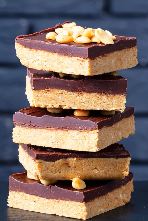 The classic no bake peanut butter bars using peanut butter, powdered sugar and crushed graham crackers with a chocolate peanut butter topping! Easy Peanut Butter Bars, Peanut Butter Topping, Comfort Desserts, Butter Bars, Peanut Butter Bars, Peanut Butter Lovers, Easy Peanut Butter, Holiday Desserts, Candy Recipes