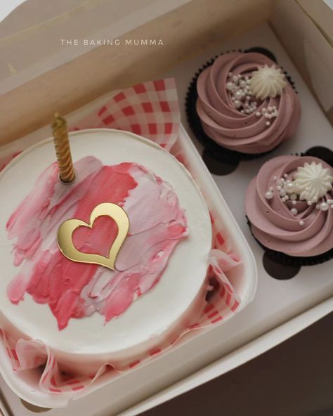 Bringing Pinterest dreams to life with this adorable bento cake and cupcakes combo! 🎀✨ Perfectly sized and oh-so-pretty, this set is a sweet treat for any occasion. #BentoCake #CupcakeLove #PinterestInspired #TheBakingMumma Bento Cake And Cupcakes, Two Cupcakes, Cake And Cupcakes, Bento Cake, Small Business Ideas, Sweet Treat, Business Ideas, Cupcake Cakes, Sweet Treats