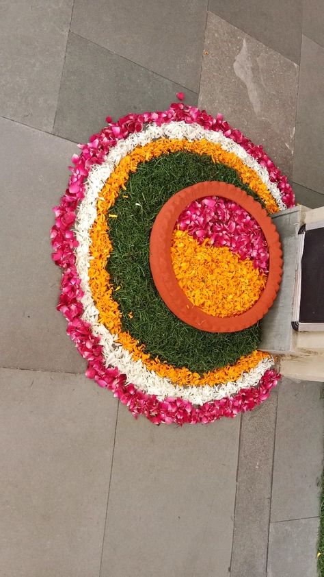 Made with rose, marigold, Daisy flowers and grass Marigold Rangoli, Marigold Flower Rangoli, Rangoli With Flowers, Free Hand Rangoli Design, Free Hand Rangoli, Flower Rangoli, Marigold Flower, Daisy Flowers, Rangoli Design