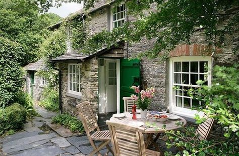 How to Create a French Country Garden - Girl Who Travels the World French Cottage Garden, Small Cottage Garden Ideas, Cornwall Cottages, Stone Cottages, French Country Garden, Casa Country, Cottage Garden Design, Country Cottage Decor, Casas Coloniales