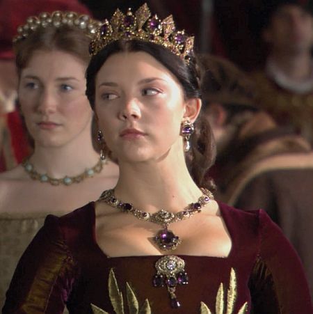 Pretty purple jewelry worn by Queen Anne Boleyn in The Tudors Anne Boleyn Aesthetic, Natalie Dormer Anne Boleyn, The Tudors Costumes, The Tudors Tv Show, Tudor Dress, Tudor Fashion, Tudor Costumes, Tudor Dynasty, The White Princess