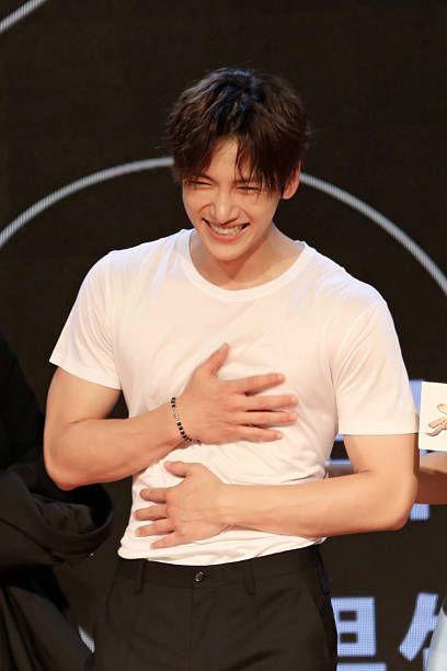 Ji Chang Wook Abs, One Punch Man Wallpapers, Ji Chang Wook Healer, Ji Chang Wook Photoshoot, Ji Chang Wook Smile, Bahasa Jepun, Korea Actor, Asian Man, K Actors