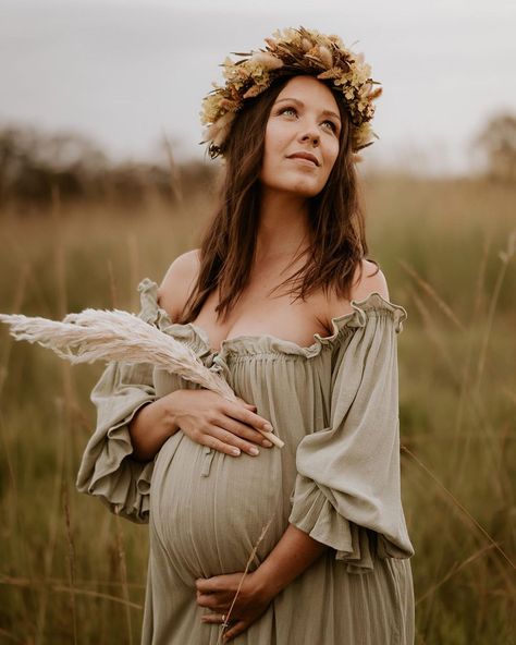 Wildflower 💐 #maternity #maternityphotography #maternityshoot #photography #brisbanephotographer #moretonbay #brisbane #bump #bumpstyle… | Instagram Stars Photography, My Moon And Stars, Star Photography, Maternity Inspiration, Flower Band, Bump Style, Halloween 2023, Floral Headbands, Maternity Photos