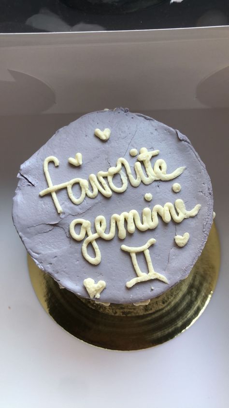 a purple cake with favorite gemini written Gemini Birthday Aesthetic, Gemini Birthday Cake Ideas, Gemini Cupcake, Gemini Birthday Cakes, Gemini Bday Cake, 15th Birthday Cakes Aesthetic, Gemini Cake Aesthetic, Gemini Season Cake, Minimalist Aesthetic Cake