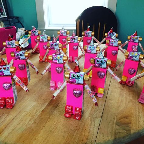 Valentines Robots Robot Valentines, Pta Mom, Valentines Robots, Cute Valentine Ideas, Valentine Drinks, Robot Gift, Classroom Valentines, Kid Snacks, Classroom Treats