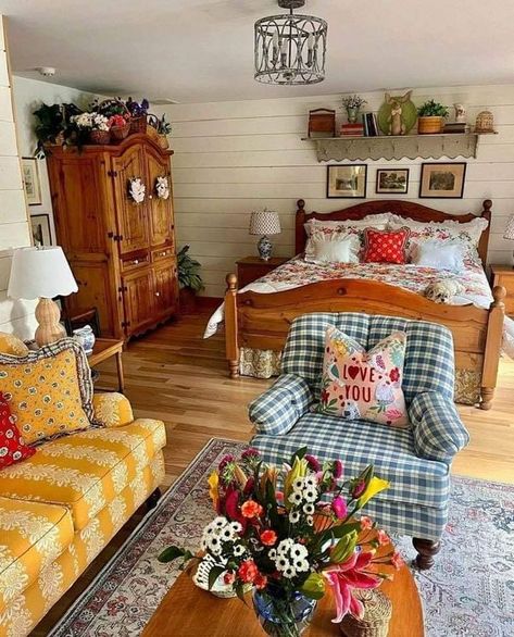 Everything Vintage And Shabby | Facebook Grandma Decor Shabby Chic, Granny Interior, Grandmacore Apartment, Earthly Decor, Granny Core Decor, Grandma Core Living Room, Granny Aesthetic Decor, Granny Chic Fall Decor, Vintage Grandma House Aesthetic